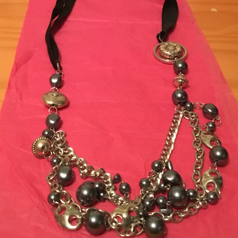 Necklace and earrings SET. By paparazzi.